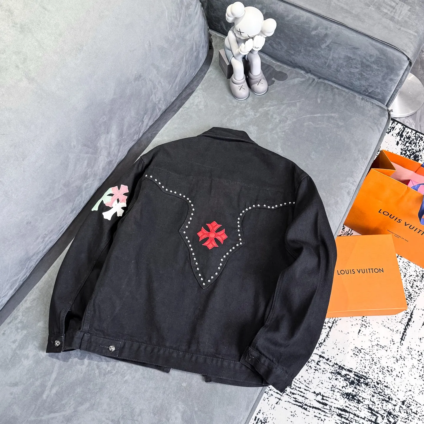P280 Chrome Hearts Chrome Hearts heavy-duty denim jacket with rivets and multiple farts. The same model as the Internet celebrity star. The cross-printed denim jacket has a unique cross design element and is full of design. It is made of 100% denim cotton fabric with heavy coarse yarn count, which ensures a stiff and tough silhouette while being soft, comfortable and breathable. The lapel is designed with silver buttons and is full of texture. The classic white cross logo is all over the dress, making it a perfect versatile style for spring and summer! The original loose version is made of high-quality pure cotton fabrics. The fabric pattern is high-definition and delicate without burrs. It is comfortable and breathable to wear. All the buttons are molded and customized. It is casual and fashionable and can be matched with any bottoms. It can be windproof and sunproof in spring and summer. It can be worn outside in autumn and winter! Easily concave shape makes you look slimmer and taller, perfect for both men and women! Color: Black Size: S M L XL